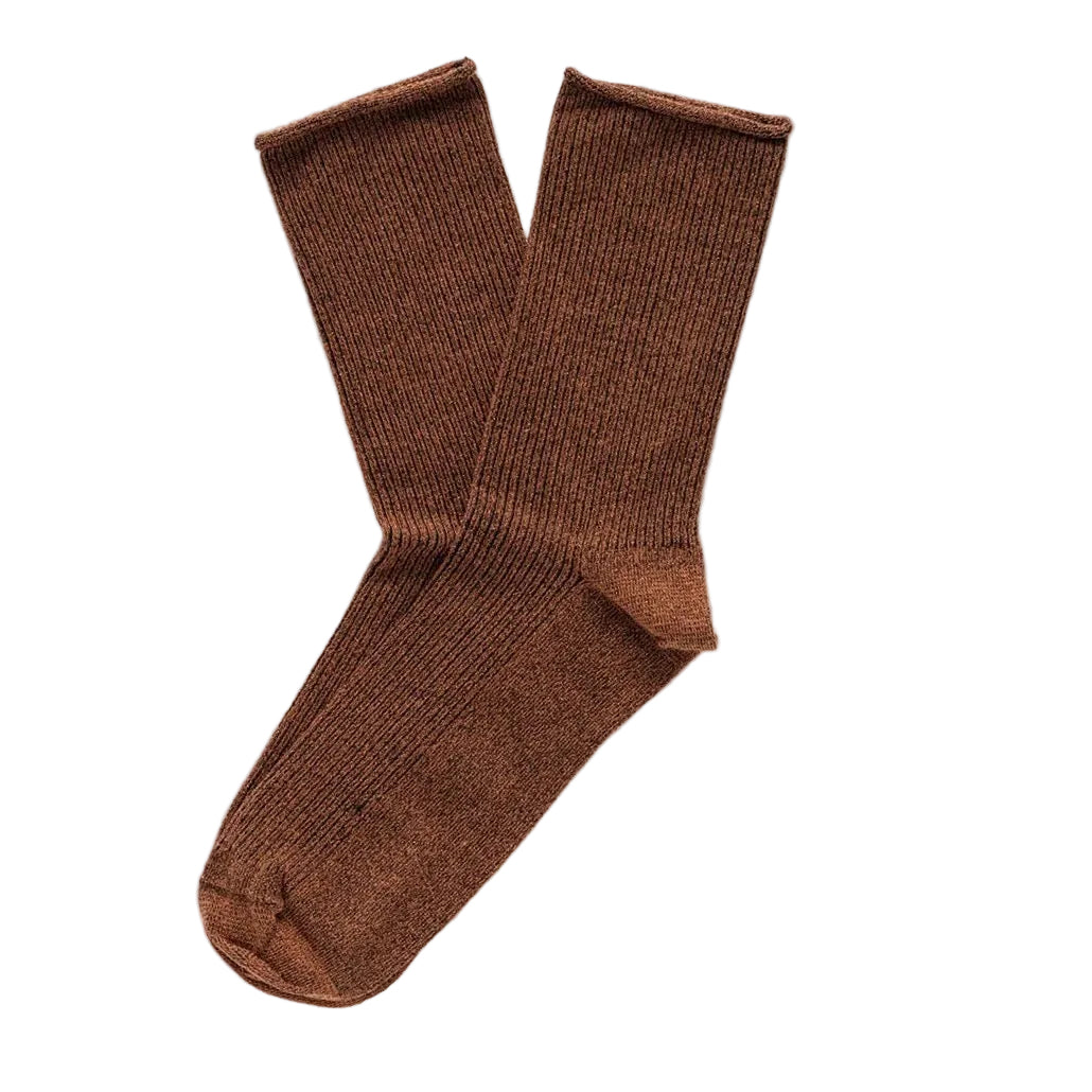 Braune, glitzernde Socken von KLUE aus Eco-Lyocell mit weichem Rollbündchen, flach ausgelegt.