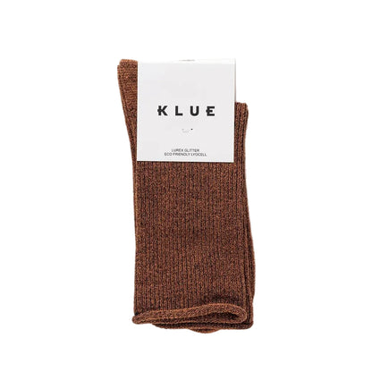 KLUE Lurex-Glitzersocken aus nachhaltigem Bamboo-Lyocell in Braun mit weißer Papier-Banderole auf weißem Hintergrund.