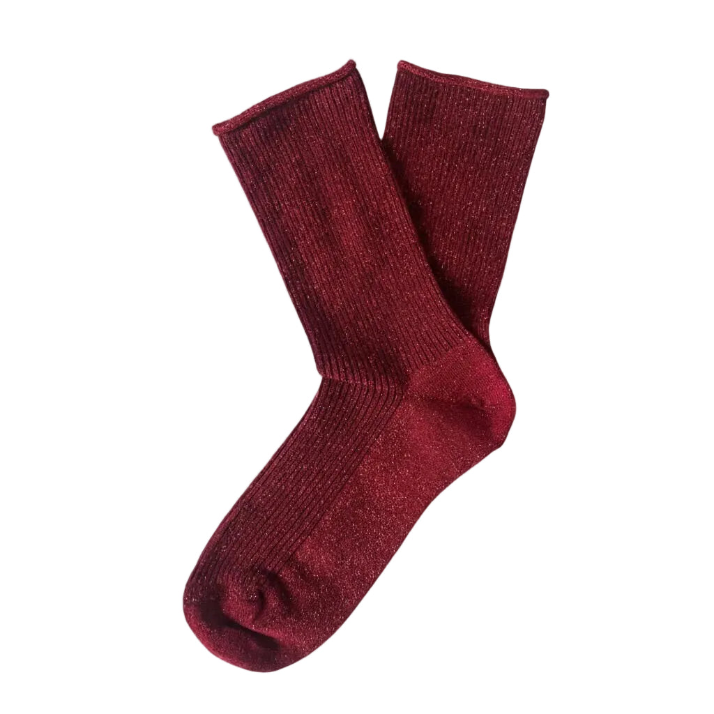 Dunkelrote, glitzernde Socken von KLUE aus Eco-Lyocell mit weichem Rollbündchen, flach ausgelegt.