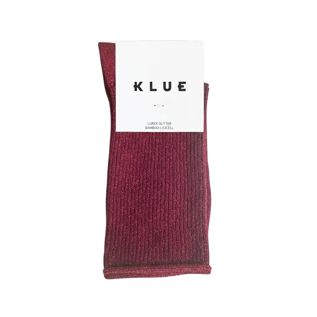 KLUE Lurex-Glitzersocken aus nachhaltigem Bamboo-Lyocell in Weinrot mit weißer Papier-Banderole auf weißem Hintergrund.