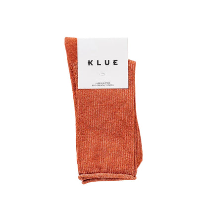 KLUE Lurex-Glitzersocken aus nachhaltigem Bamboo-Lyocell in Orange mit weißer Papier-Banderole auf weißem Hintergrund.