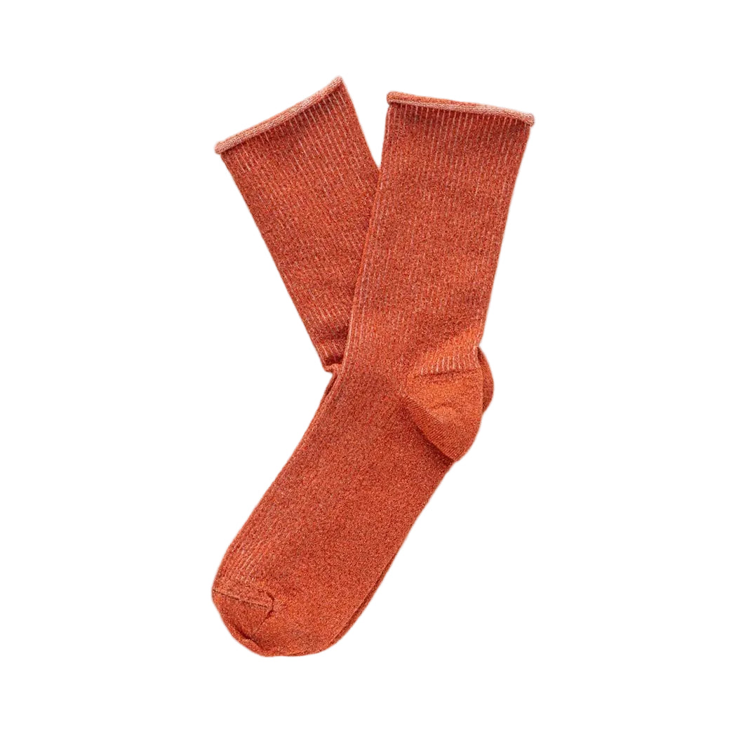 Orangefarbene, glitzernde Socken von KLUE aus Eco-Lyocell mit weichem Rollbündchen, flach ausgelegt.