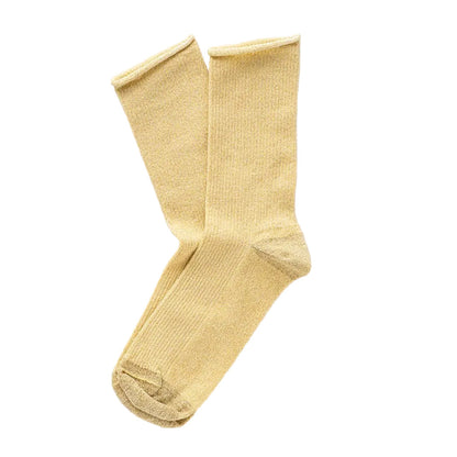 Zitronengelbe, glitzernde Socken von KLUE aus Eco-Lyocell mit weichem Rollbündchen, flach ausgelegt.