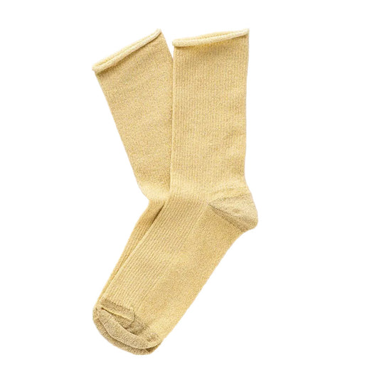 Zitronengelbe, glitzernde Socken von KLUE aus Eco-Lyocell mit weichem Rollbündchen, flach ausgelegt.