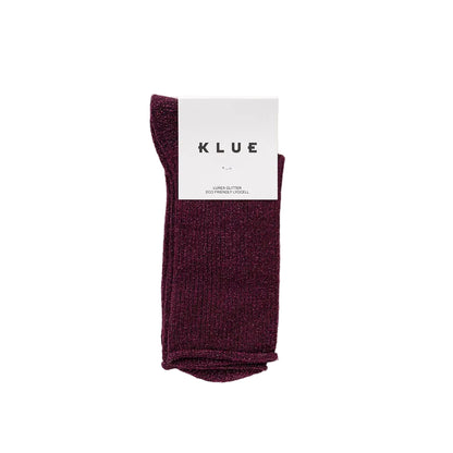 KLUE Lurex-Glitzersocken aus nachhaltigem Bamboo-Lyocell in Weinrot mit weißer Papier-Banderole auf weißem Hintergrund.