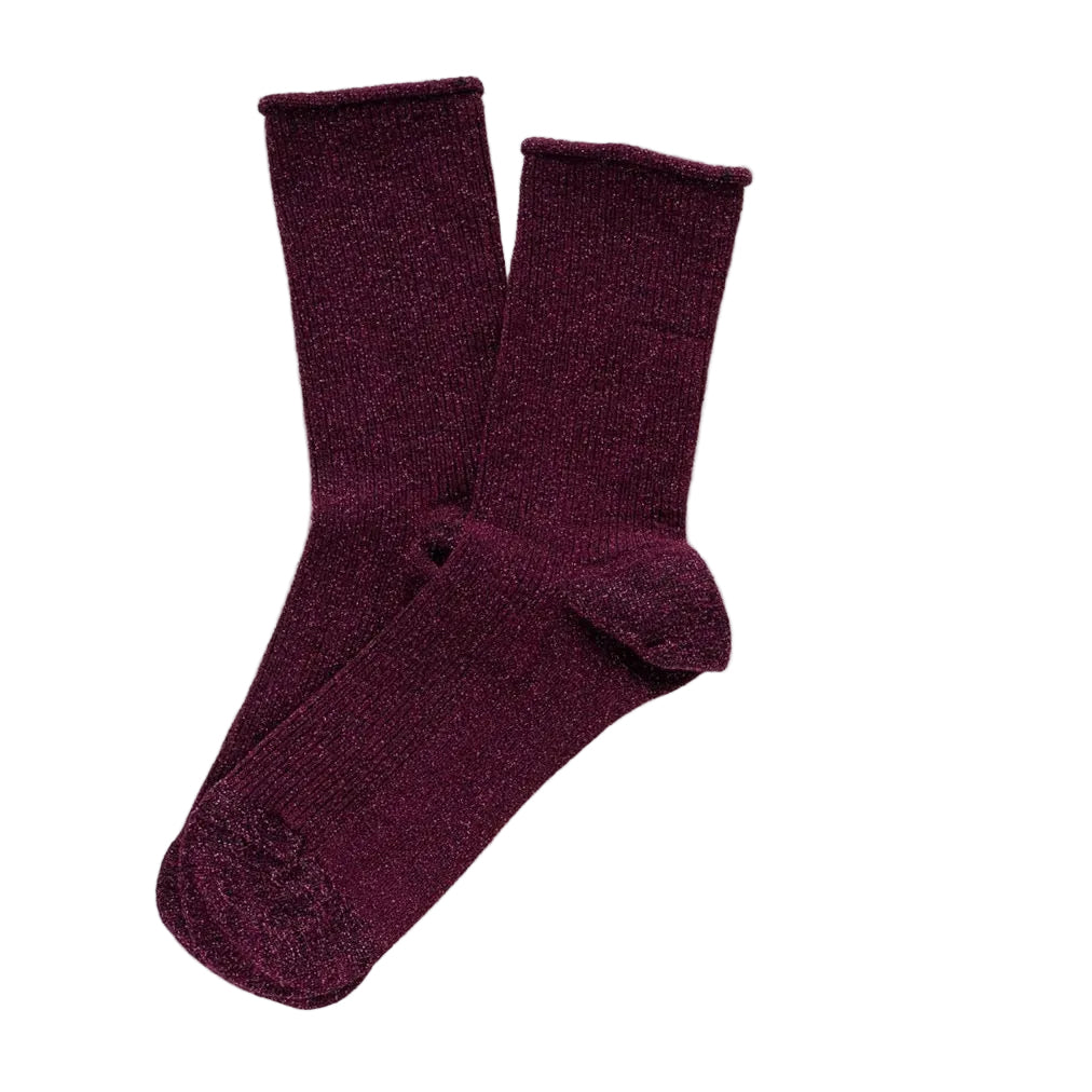 Weinrote, glitzernde Socken von KLUE aus Eco-Lyocell mit weichem Rollbündchen, flach ausgelegt.