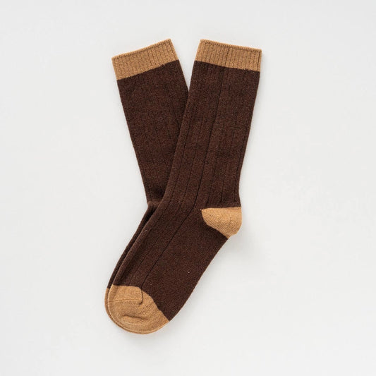 Ein Paar dunkelbraune KLUE Merinowolle-Socken mit hellbraunem Bund, Ferse und Spitze im Rippstrick-Design.