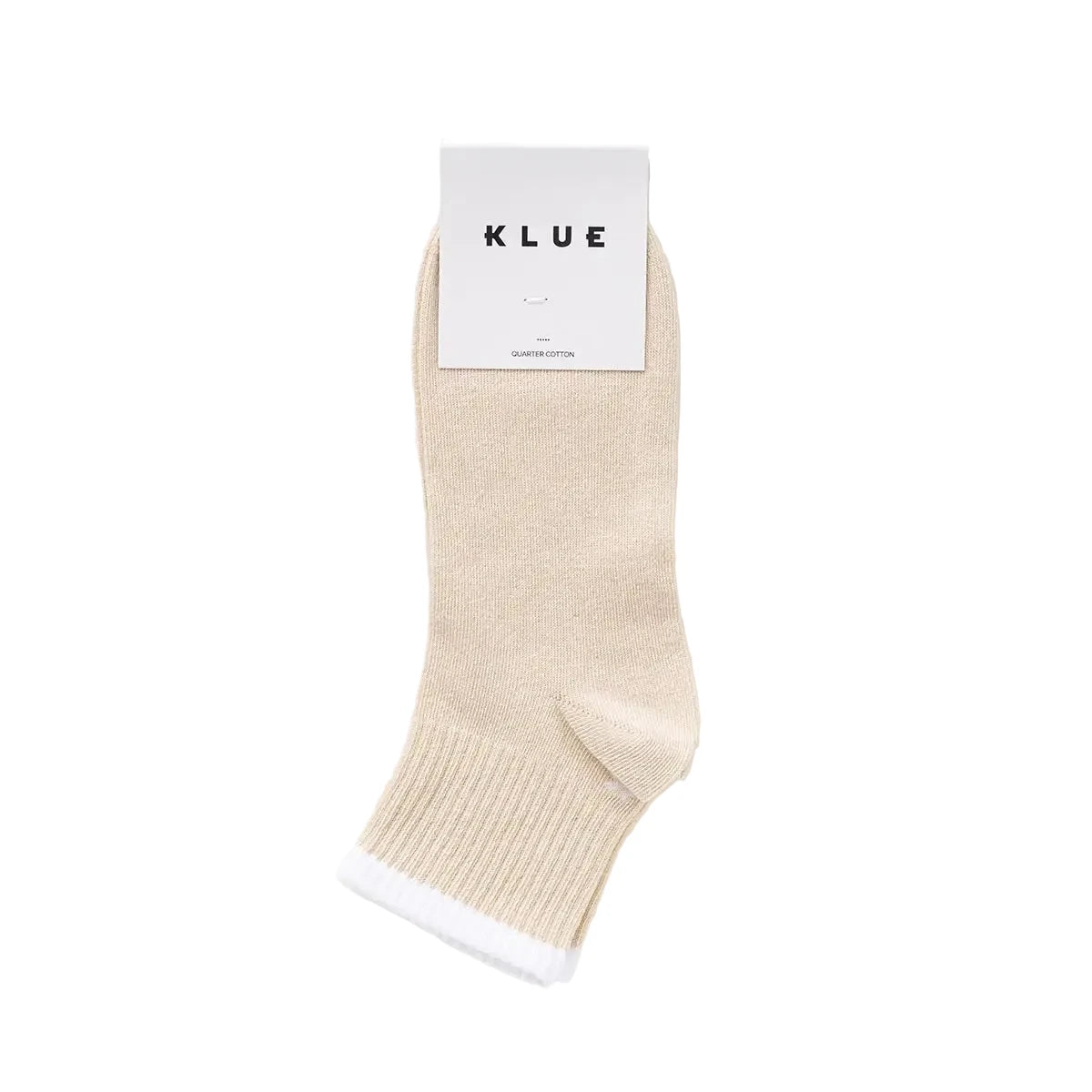 KLUE Quarter Tennis Socke aus Bio-Baumwolle in der Farbe Natursand mit weißem Streifen am Bund, flach liegend auf weißem Hintergrund.