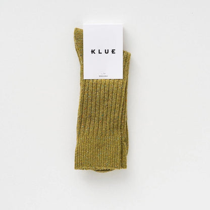 Flach liegende KLUE DUST STAR Design-Socken in Khaki, die die feine, hochwertige Strick-Struktur des Seiden-Woll-Gemischs zeigen.