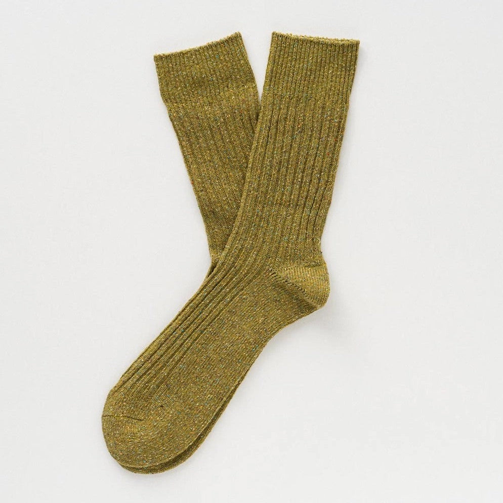 Flach liegende KLUE DUST STAR Design-Socken in Khaki, die die feine, hochwertige Strick-Struktur des Seiden-Woll-Gemischs zeigen.