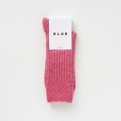 Flach liegende KLUE DUST STAR Design-Socken in Pink die die feine, hochwertige Strick-Struktur des Seiden-Woll-Gemischs zeigen.