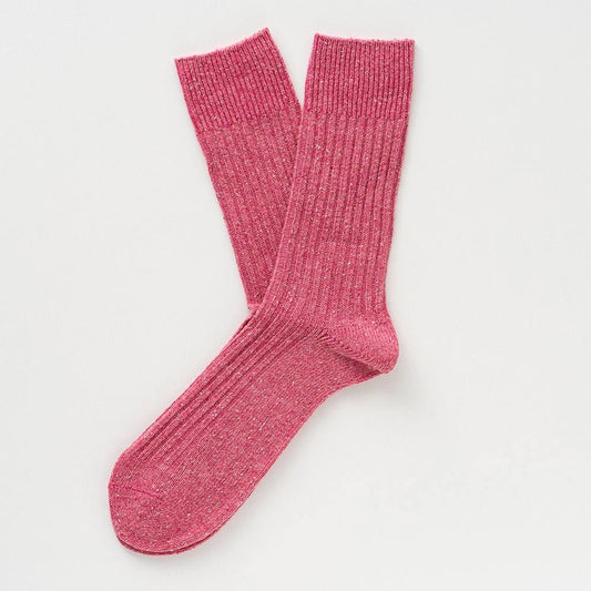 Flach liegende KLUE DUST STAR Design-Socken in Pink die die feine, hochwertige Strick-Struktur des Seiden-Woll-Gemischs zeigen.
