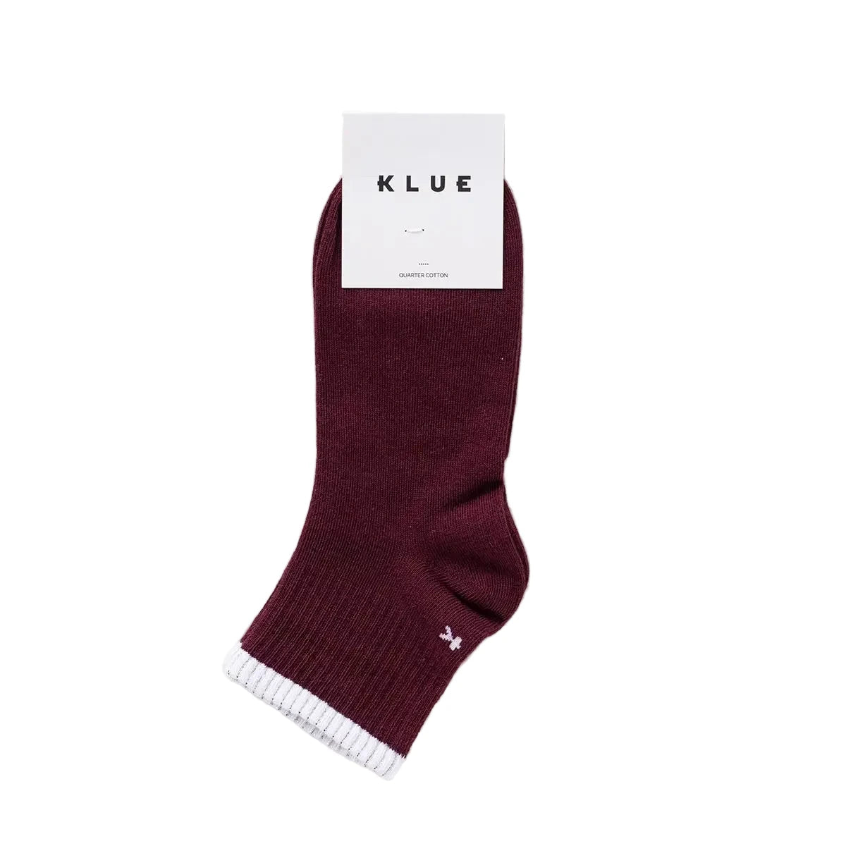 Weinrote KLUE Quarter Tennis Socke in der Farbe Burgund mit weißem Streifen-Abschluss und weißem Logo-Stick.