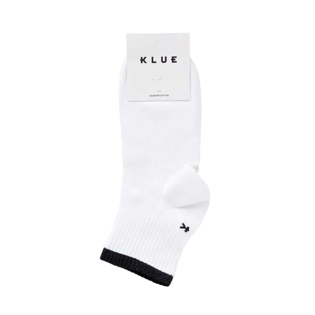 Weiße KLUE Quarter Tennis Socke aus Bio-Baumwolle mit schwarzem Streifen am Bund und kleinem schwarzen Logo-Stick.