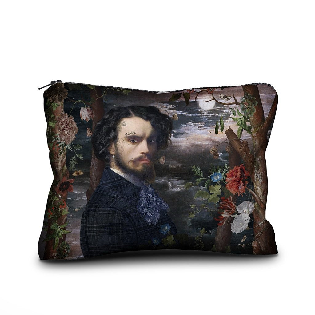 Kosmetiktasche mit Motiv eines Mannes in viktorianischer Kleidung vor einem dunklen, blumigen Hintergrund