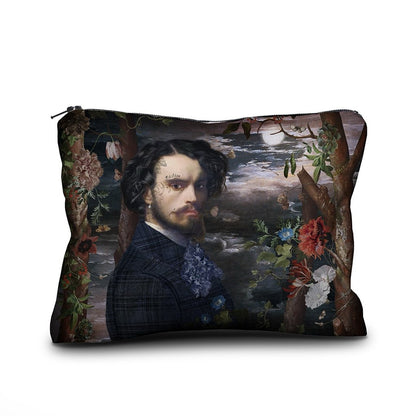 Kosmetiktasche mit Motiv eines Mannes in viktorianischer Kleidung vor einem dunklen, blumigen Hintergrund