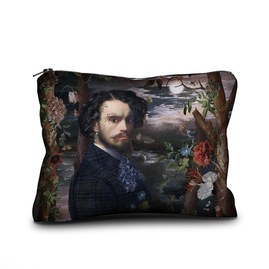 Kosmetiktasche mit Motiv eines Mannes in viktorianischer Kleidung vor einem dunklen, blumigen Hintergrund