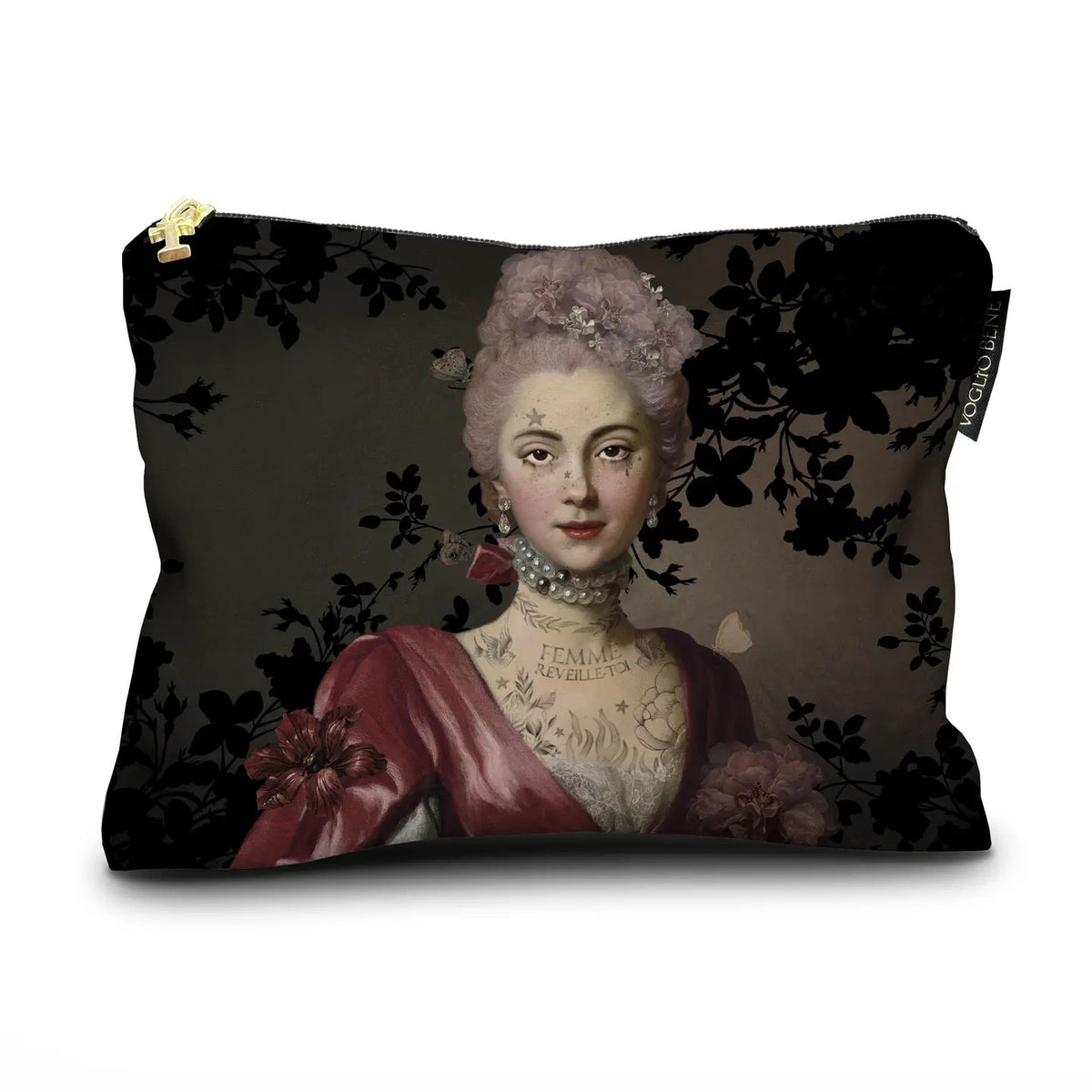 Voglio Bene Samt-Kosmetiktasche Olympe Vorderseite mit historischem Damen-Porträt, Tattoos und Schriftzug Femme réveille-toi von HERZallerliebste Rostock.