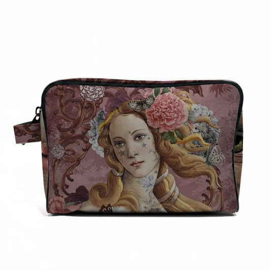 Kulturbeutel von voglio bene mit einem kunstvollen Aufdruck der Venus von Botticelli, verziert mit Sternen-Tattoos im Gesicht, umgeben von rosa Pfingstrosen, Schmetterlingen und barocken Ornamenten auf altrosa Hintergrund. Seitlich ist eine Trageschlaufe sichtbar.