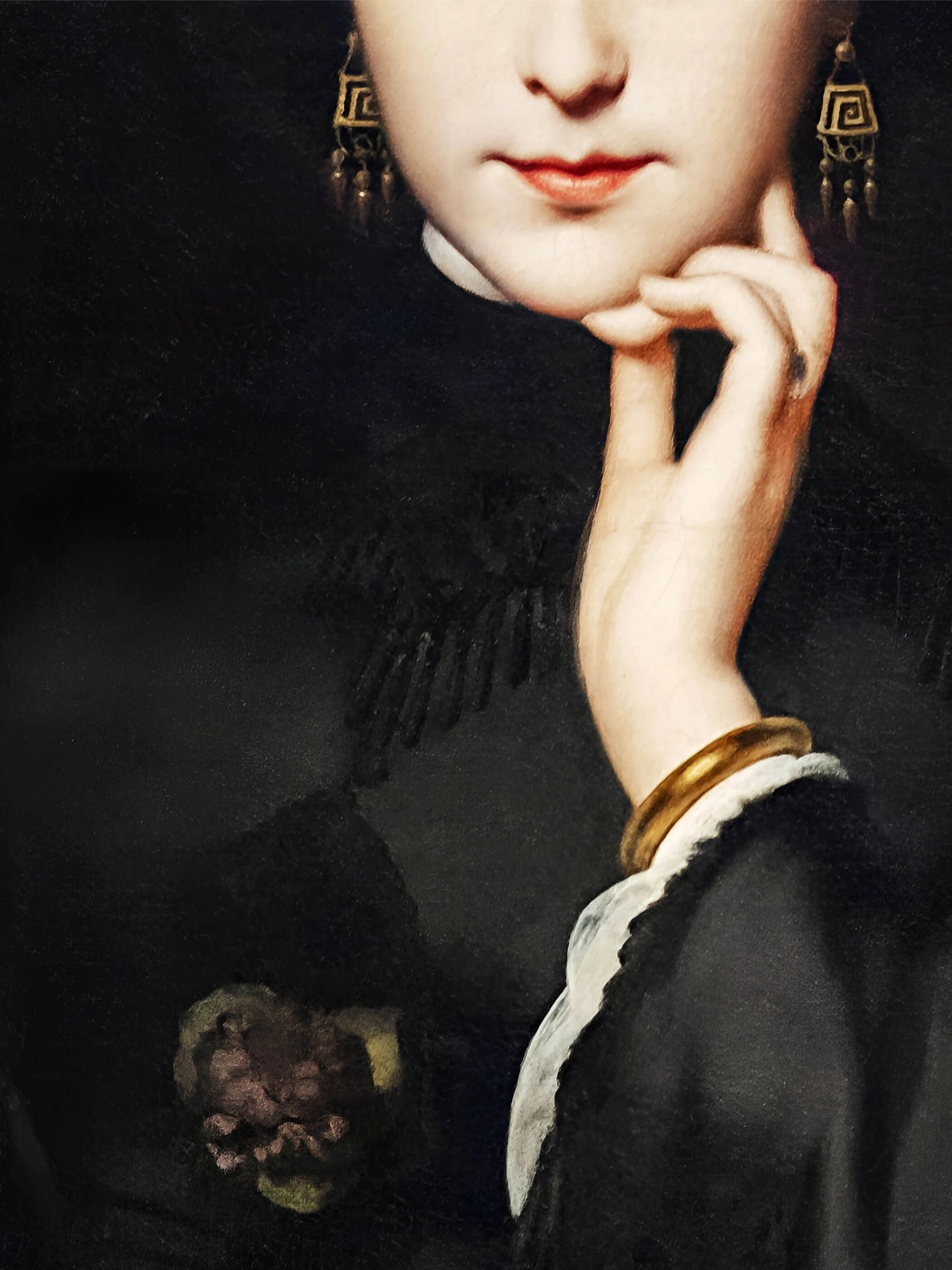 Detailansicht des A4 Kunstdrucks mit Fokus auf die feine Hand am Kinn, die goldenen Ohrringe mit Mäander-Muster und die filigrane Spitze.