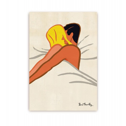Minimalistische Postkarte von Paul Thurlby zeigt ein verliebtes Paar (blonde Frau und dunkelhaariger Mann), das sich im Bett unter einer Decke umarmt.