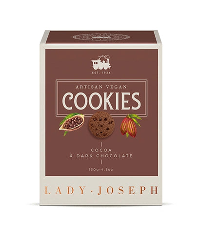 Frontale Produktansicht der Keksverpackung von „Lady Joseph“. Auf dem braunen Feld steht in weißer Schrift „ARTISAN VEGAN COOKIES“ sowie „COCOA & DARK CHOCOLATE 130g“. In der Mitte befinden sich Illustrationen einer geöffneten Kakaobohne, eines Schoko-Cookies und einer Kakaofrucht. Am unteren cremefarbenen Rand prangt der Markenname „LADY JOSEPH“.
