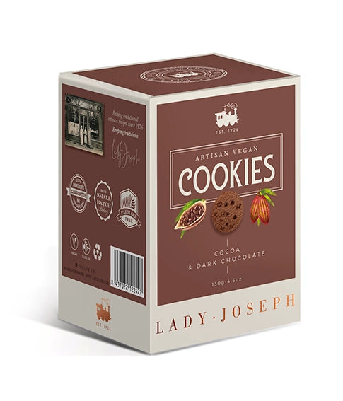 Schrägansicht einer braunen Verpackung für vegane Kakao-und-Zartbitterschokolade-Cookies von Lady Joseph.