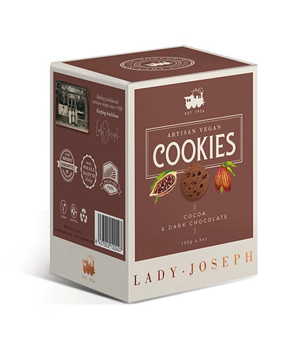 Schrägansicht einer braunen Verpackung für vegane Kakao-und-Zartbitterschokolade-Cookies von Lady Joseph.