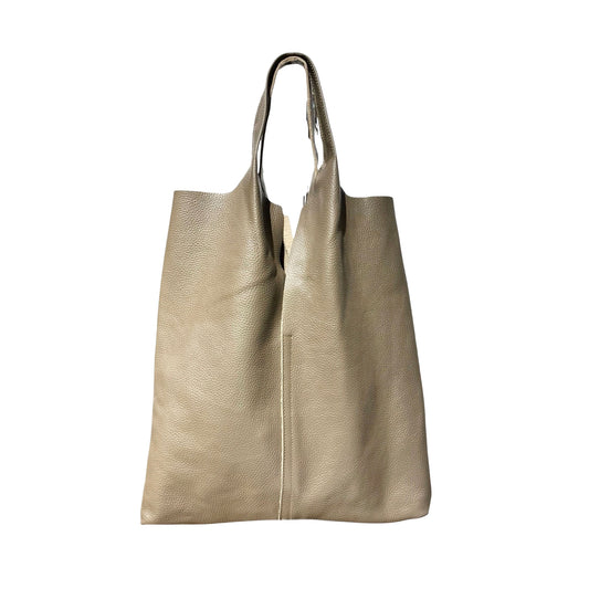 Minimalistischer Leder-Shopper in Taupe aus genarbtem Echtleder vor weißem Hintergrund