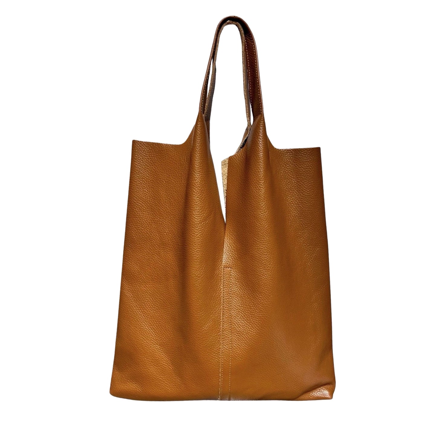 Minimalistischer Leder-Shopper in Cognac aus genarbtem Echtleder vor weißem Hintergrund