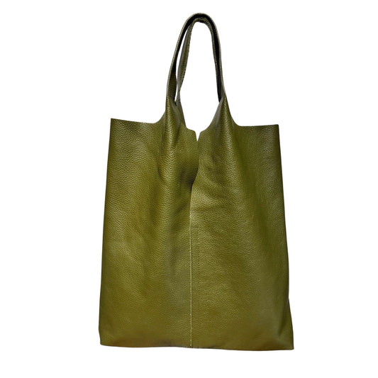 Minimalistischer Leder-Shopper in Olivgrün aus genarbtem Echtleder vor weißem Hintergrund