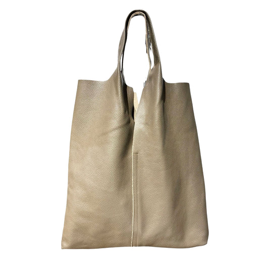 Minimalistischer Leder-Shopper in Taupe aus genarbtem Echtleder vor weißem Hintergrund