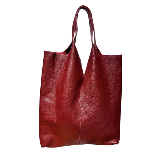 Minimalistischer Leder-Shopper in Weinrot aus genarbtem Echtleder vor weißem Hintergrund