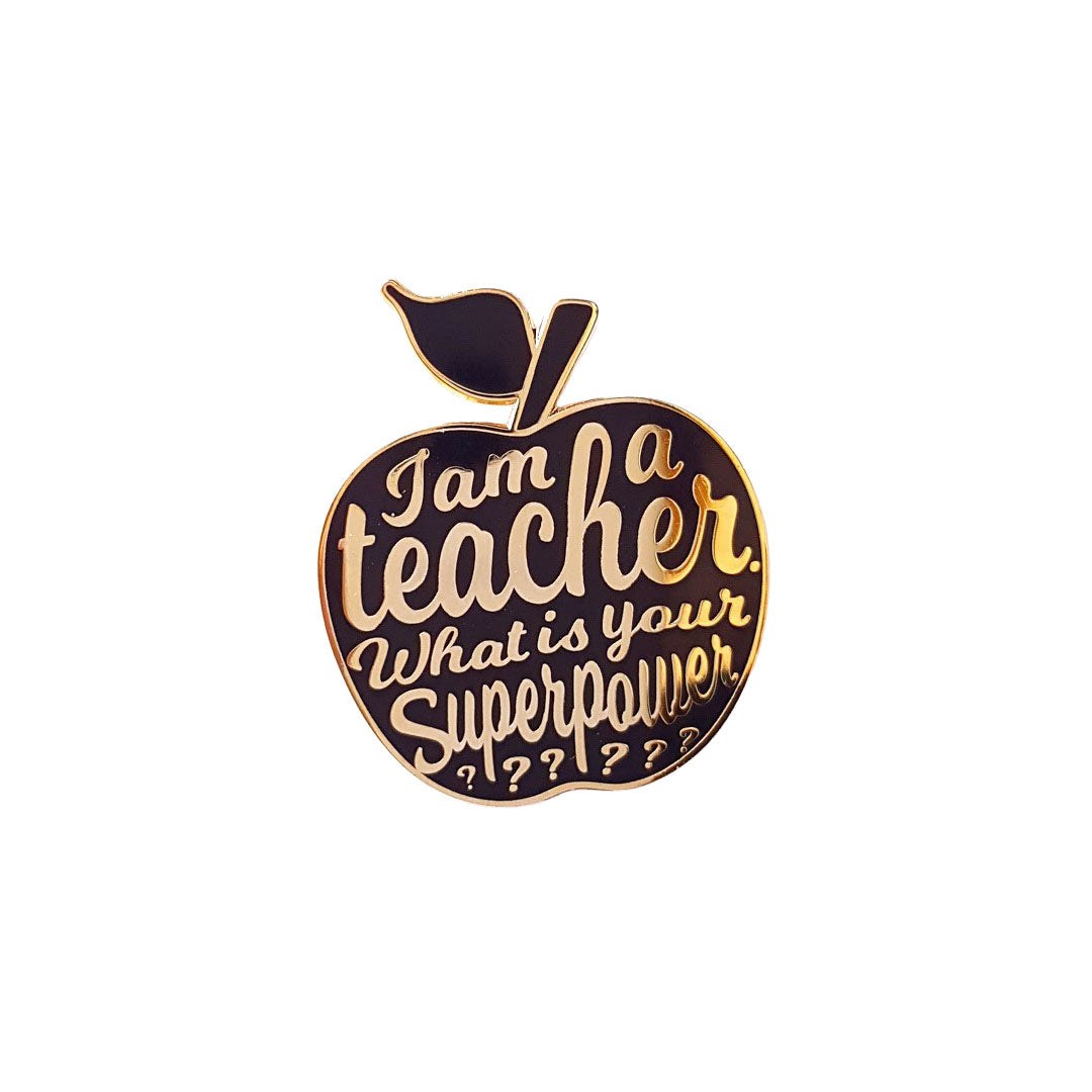 Schwarzer Emaille-Pin mit goldener Schrift I am a Teacher What is your Superpower in Apfel-Form.
