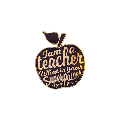 Schwarzer Emaille-Pin mit goldener Schrift I am a Teacher What is your Superpower in Apfel-Form.
