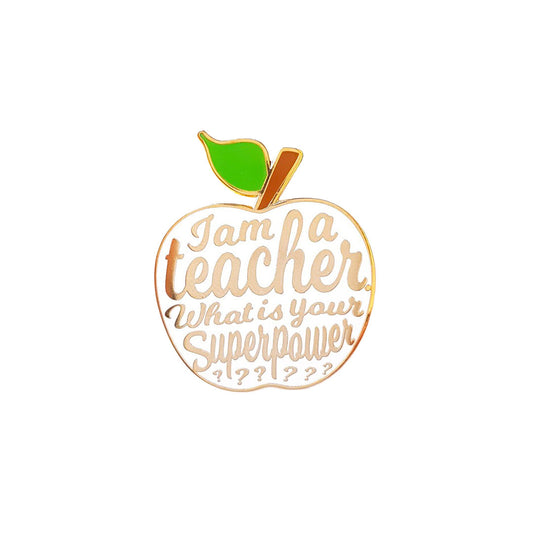 Weißer Emaille-Pin in Apfelform mit Goldrand und Spruch für Lehrer I am a Teacher What is your Superpower.
