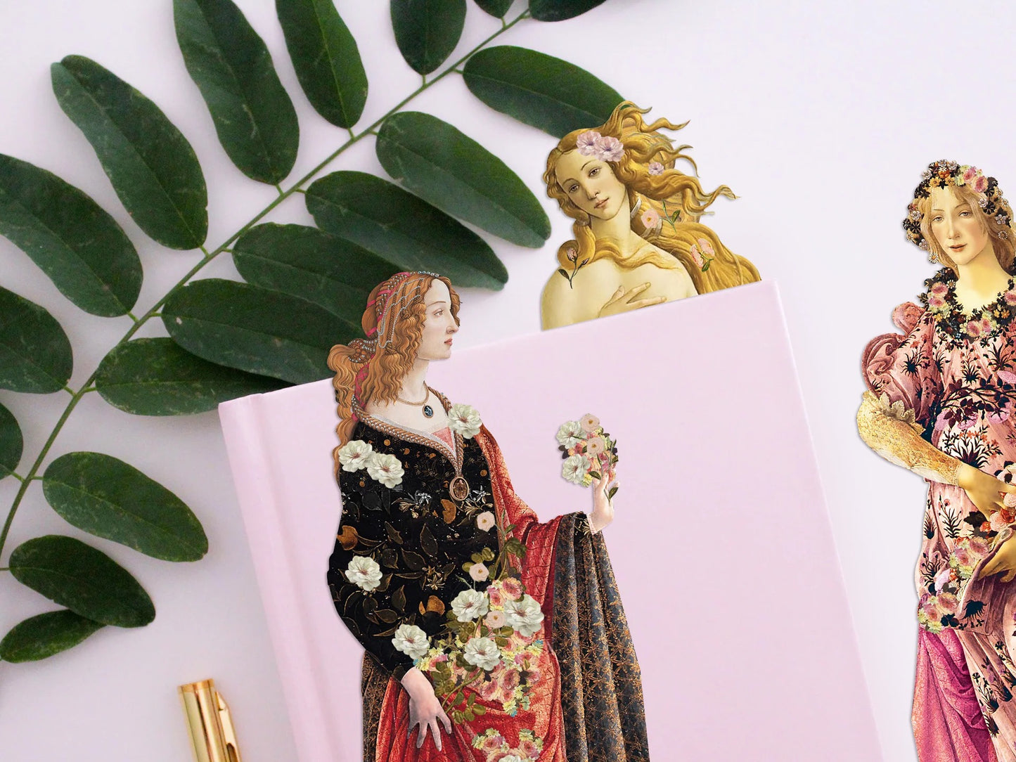 Ein zartrosa Notizbuch auf hellem Hintergrund, flankiert von einem grünen Zweig und einem goldenen Stift. Ein Lesezeichen einer seitlich blickenden Renaissance-Frau im dunkel gemusterten Kleid mit weißen Rosen in den Händen liegt auf dem Buch, während im Hintergrund zwei weitere Botticelli-Figuren zu sehen sind.