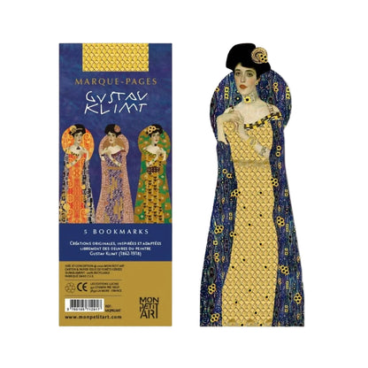 Produktansicht der Gustav Klimt Lesezeichen von Mon Petit Art vor einem zarten Farbverlaufshintergrund. Links ist die dunkelblaue Kartonverpackung mit der Aufschrift „Marque-Pages Gustav Klimt“ und Produktinfos zu sehen. Rechts steht ein einzelnes, ausgestanztes Lesezeichen, das die Frau in einem goldgelb geschuppten Kleid mit einem dunkelblauen, reich verzierten Umhang zeigt.