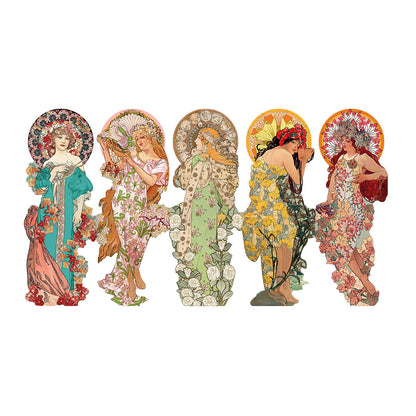 Fünf formgestanzte Karton-Lesezeichen mit weltberühmten Frauenmotiven von Alphonse Mucha nebeneinander aufgereiht. Die Figuren bestechen durch fließende Gewänder in Türkis, Rosa, Grün und Gelb sowie reich verzierte, runde Ornamente, Heiligenscheine und üppige Blütenpracht im typischen Jugendstil.