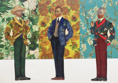 Drei formgestanzte Lesezeichen in Form von Vincent van Gogh stehen nebeneinander. Jede Figur trägt einen Anzug, der aus seinen berühmten Gemälden gemustert ist (Sonnenblumen, Sternennacht und rote Blüten), und ist vor einem jeweils farblich passenden, gemalten Hintergrund platziert.