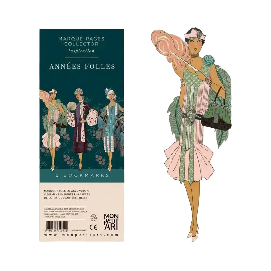 Links die dunkelgrüne Produktverpackung der „Marque-Pages Collector - Années Folles“ von Mon Petit Art. Rechts daneben steht ein einzelnes Lesezeichen, das eine elegante Frau im pastellgrünen und rosafarbenen Fransenkleid mit einer großen, rosa Feder und passendem Stirnband zeigt.