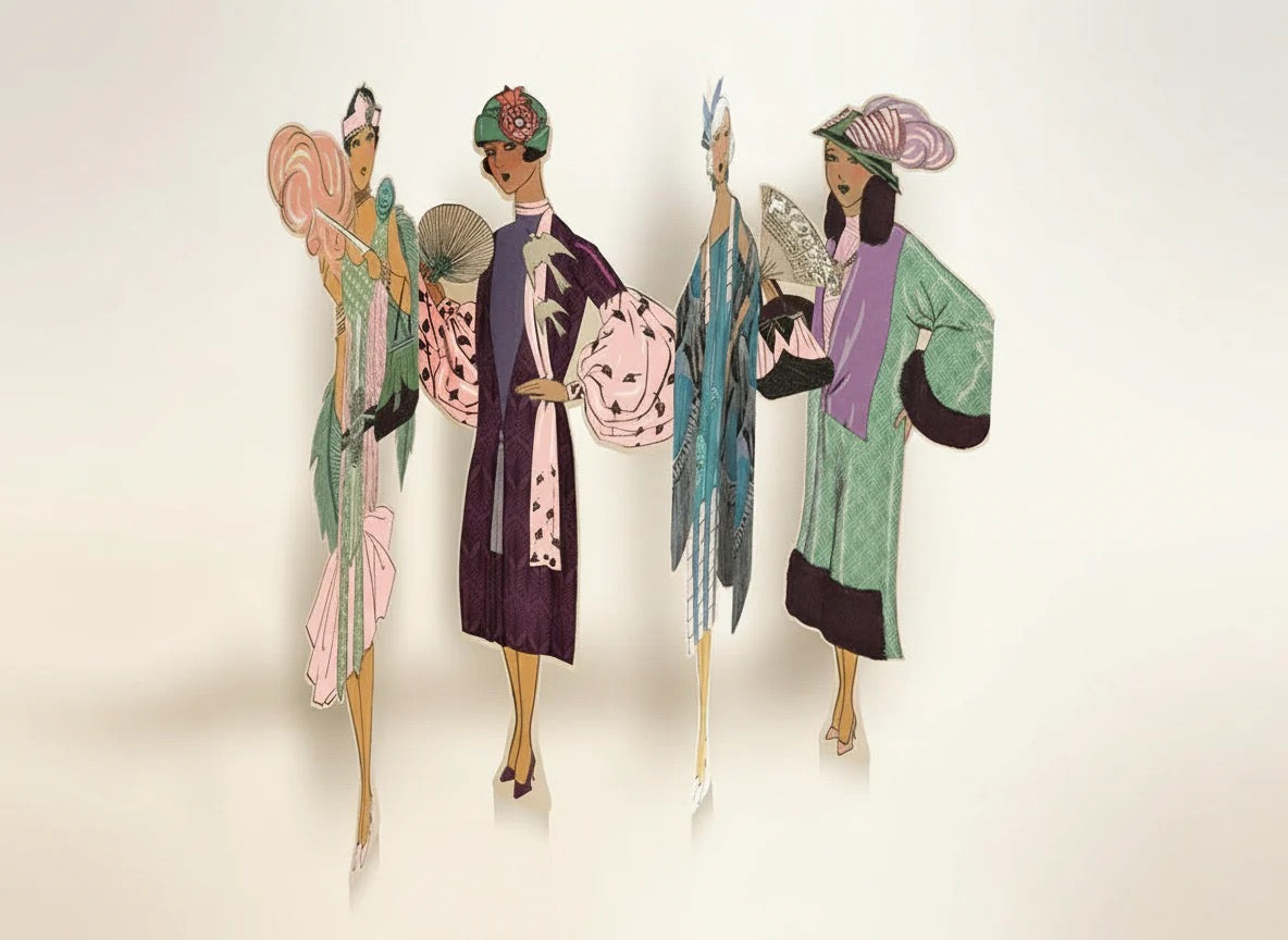 Vier formgestanzte Lesezeichen von Mon Petit Art, die Frauen in eleganter Mode der 1920er Jahre (Années Folles) zeigen. Die Figuren tragen extravagante Hüte, gemusterte Kleider in Grün, Violett und Blau sowie Accessoires wie Fächer und eine große Pfauenfeder.
