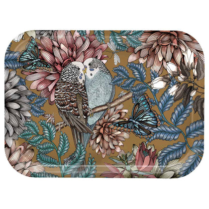 Skandinavisches Design-Tablett von Nadja Wedin mit zwei Wellensittichen auf einem Ast, umgeben von Schmetterlingen und Dahlien auf ockerfarbenem Grund.
