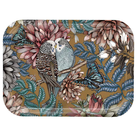 Skandinavisches Design-Tablett von Nadja Wedin mit zwei Wellensittichen auf einem Ast, umgeben von Schmetterlingen und Dahlien auf ockerfarbenem Grund.