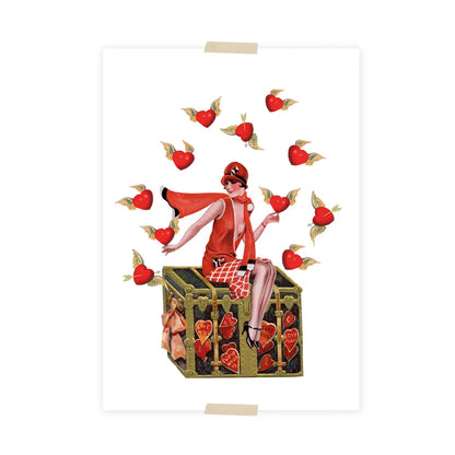 Frau mit rotem Cape und rotem Kleid sitzt auf einer mit Herzmotiven verzierten Truhe, umgeben von fliegenden roten Herzen mit goldenen Flügeln.