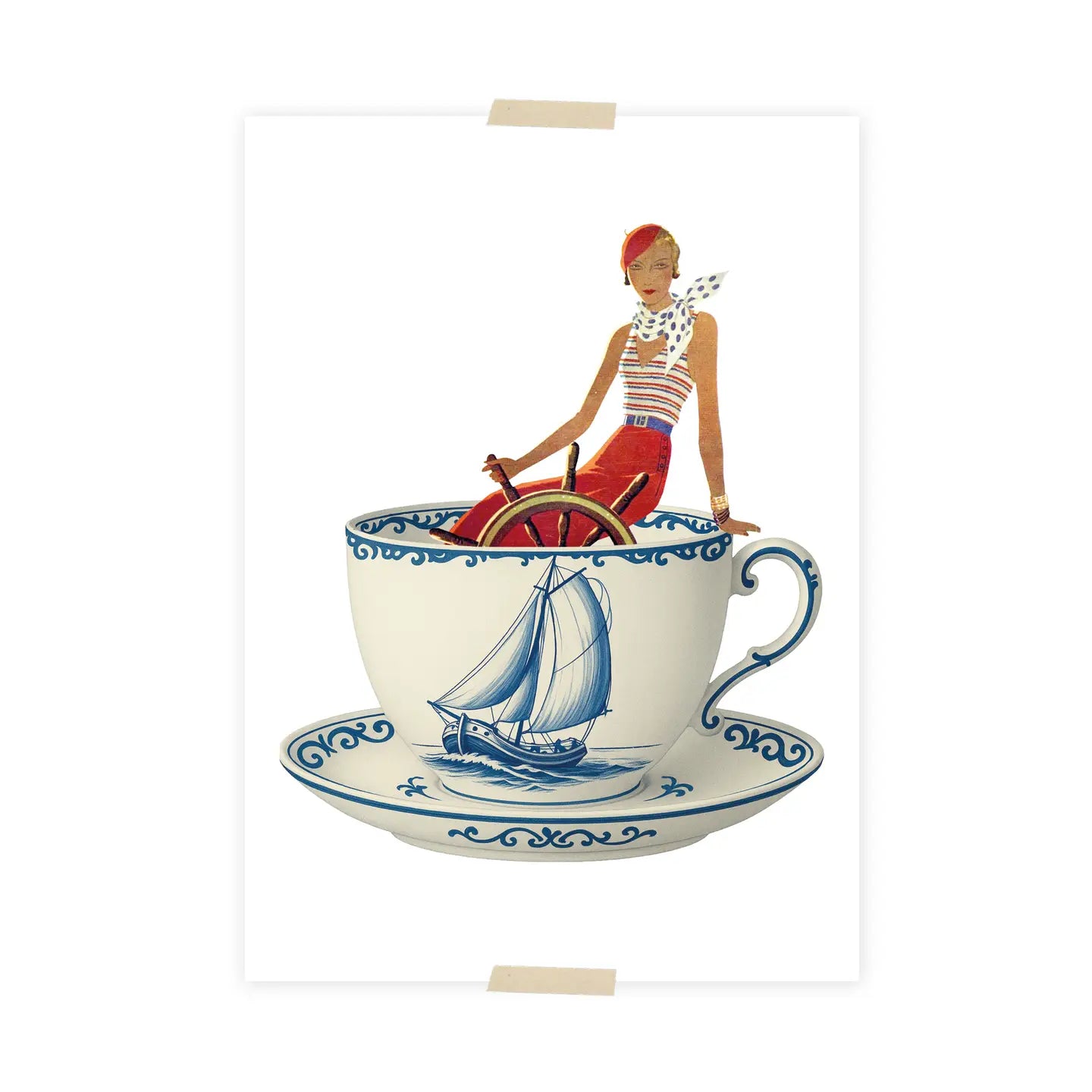 Ein digitales Kunstwerk im Vintage- und Art-Déco-Stil auf einer mit Klebestreifen befestigten Postkarte. Eine stilvoll gekleidete Frau aus den 1920er-/30er-Jahren – mit roter Barette, gepunktetem Halstuch und rot-weiß gestreiftem Top – sitzt in einer übergroßen, weiß-blauen Porzellantasse samt Untertasse. Sie hält ein großes hölzernes Steuerrad in den Händen, während die Außenseite der Teetasse mit einer blauen Zeichnung eines Segelschiffs verziert ist.