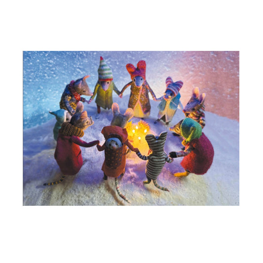 Eine friedliche Winterszene im Schnee, in der eine Gruppe von zehn niedlichen, gefilzten Mäusen einen Kreis bildet und sich an den Händen hält. Die Mäuse tragen bunte Winterkleidung, Mützen und Schals. In der Mitte des Kreises leuchten kleine Kerzen warm im Schnee.