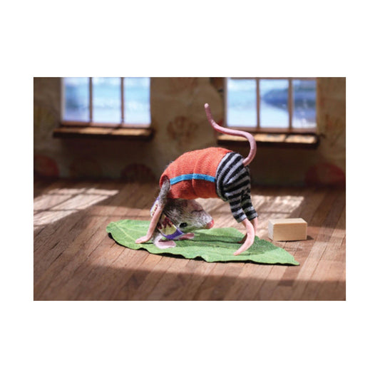 Maus in gestreifter Hose und rotem Pullover macht Yoga-Pose auf grünem Blatt in hellem Raum mit Fenstern