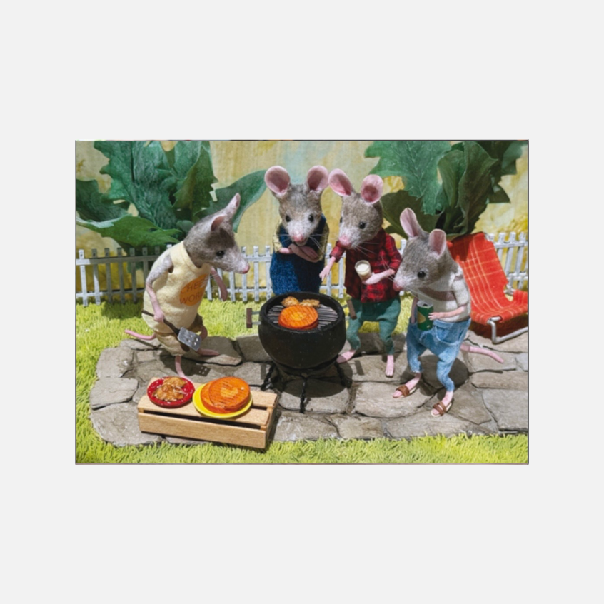 Vier Mäusefreunde beim gemeinsamen Grillen von Gemüsetalern auf einem Miniatur-Grill im Garten.