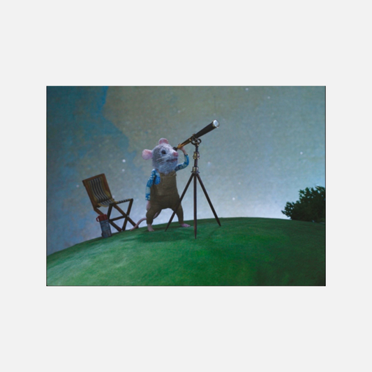 Eine kleine Maus mit Latzhose blickt durch ein antikes Teleskop in den Sternenhimmel.